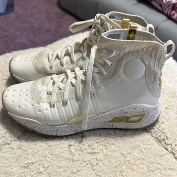 White great condition under Armor bball sneakers - Picture 2 of 4